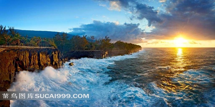日光下波澜叠起的大海风景图片