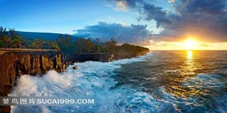 日光下波澜叠起的大海风景图片