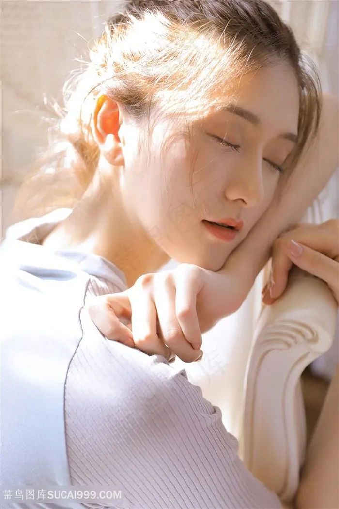 趴在沙发上睡觉的*清纯女生图片