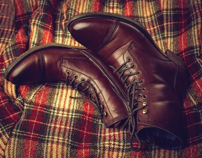 酒红色半高帮皮鞋