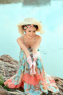 坐在河岸边的时尚美女 坐在河岸边的时尚美女