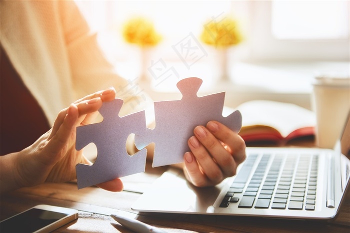 办公室里拿着拼图的职业人士高清图片