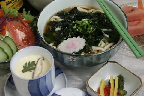裙带菜乌冬面定食 裙带菜乌冬面定食