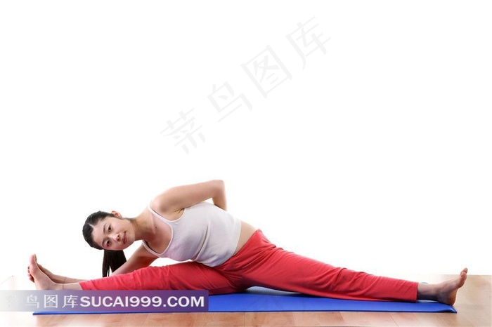 压腿的瑜伽美女