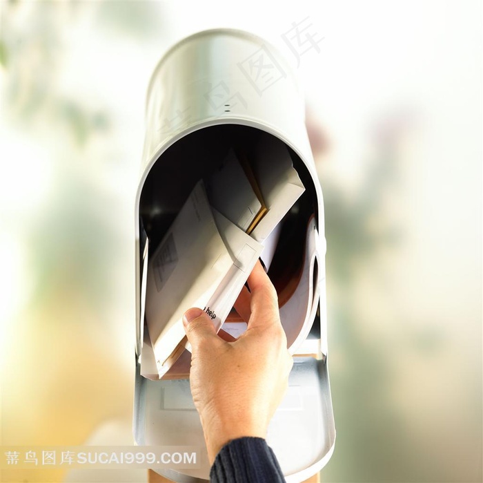 拿邮箱里面的信件手势动作特写