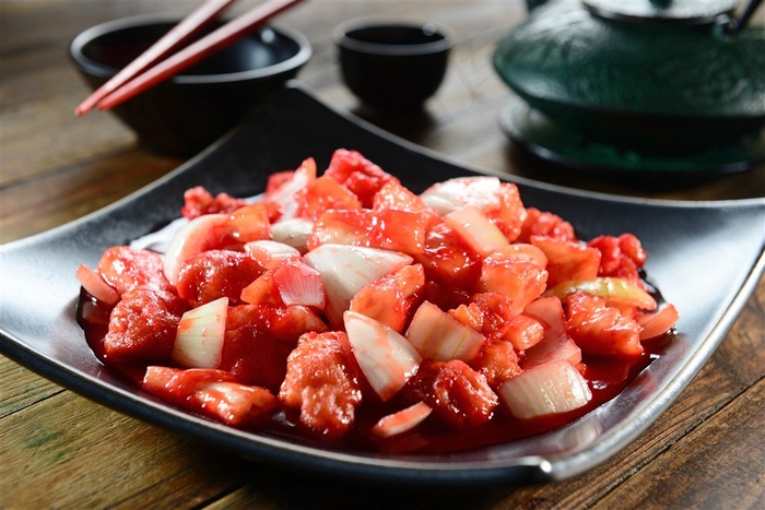 一盘红色的炒菜