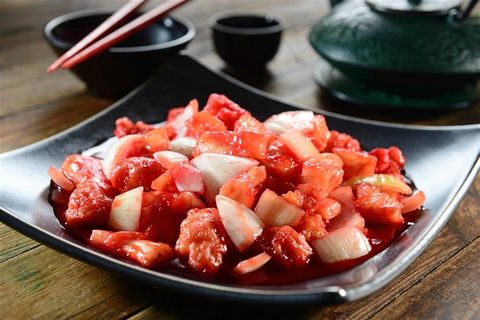 一盘红色的炒菜