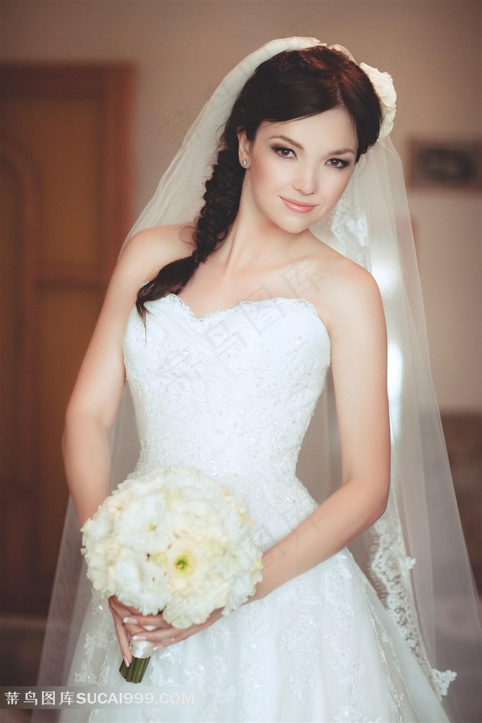 梳着大辫子的幸福新娘艺术摄影