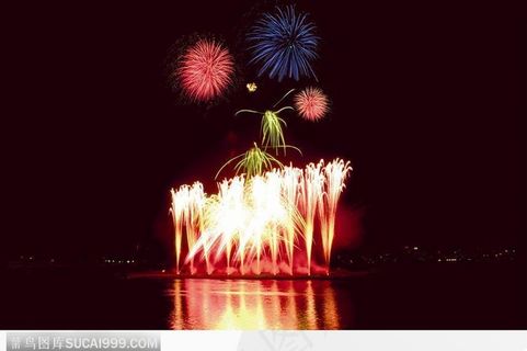 洲上一排燃放的烟花05