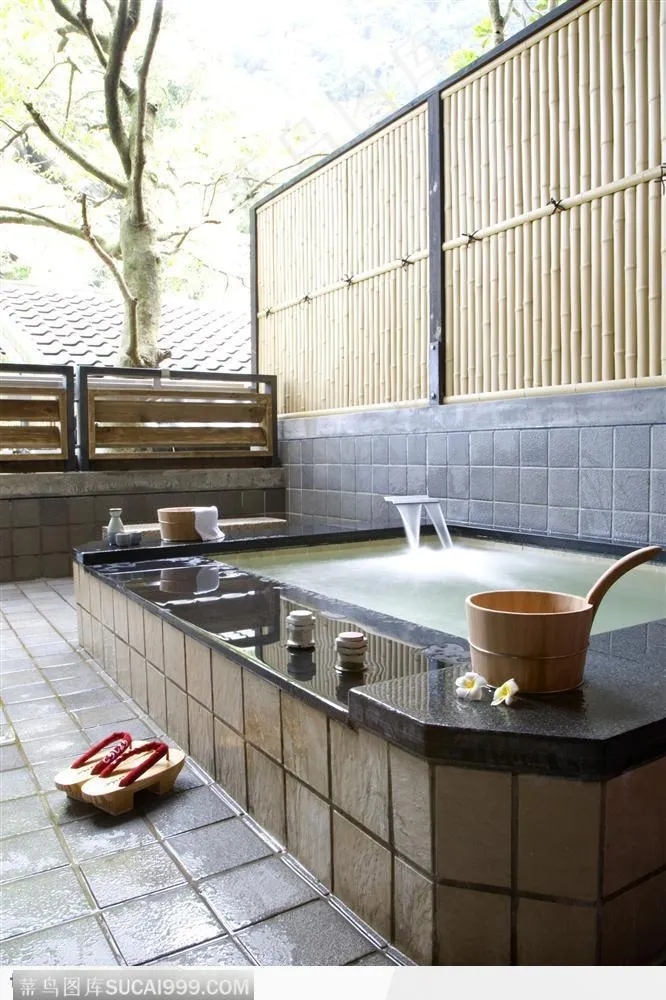 温泉SPA -放水的日式浴缸