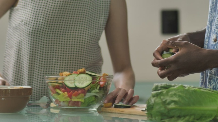 夫妇在厨房准备沙拉
