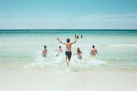 海边戏水的人们