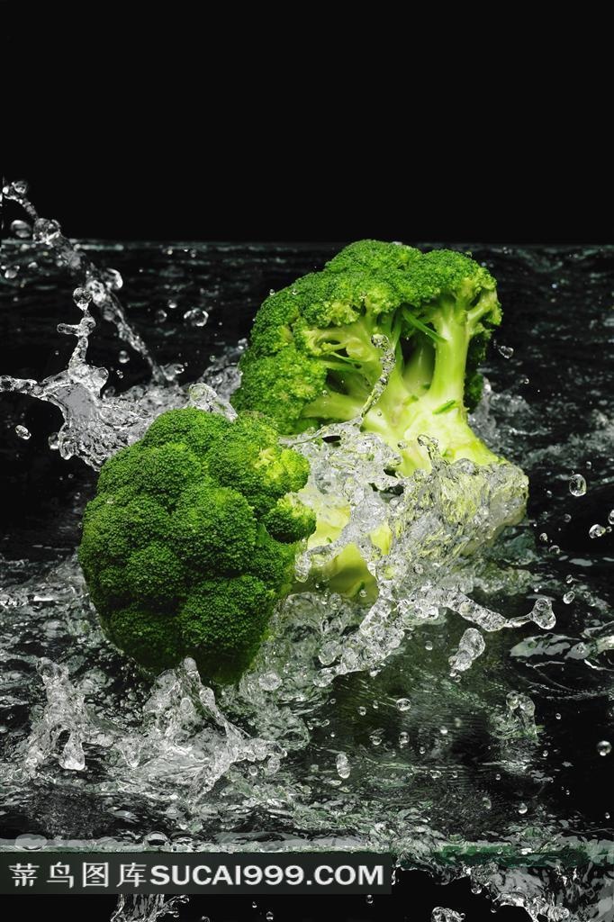 掉进水里的西兰花摄影图