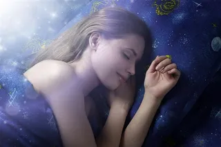 肩头还露在外面的梦中美女高清图片