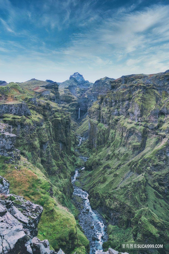 沟壑嶙峋山谷小溪图片