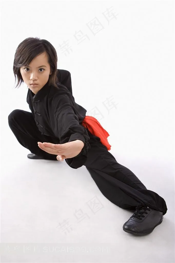 练武的黑衣美女素材