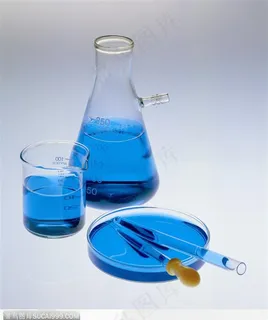 实验室设备-乘着蓝色溶液的器皿