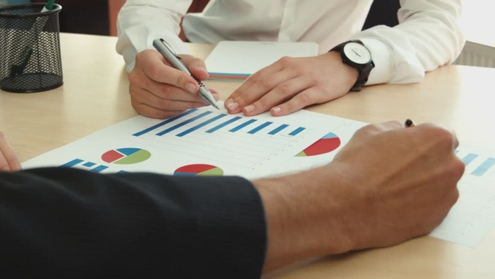 商人讨论业务图表