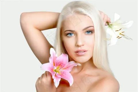 性感洗浴美女与花朵大图 性感洗浴美女与花朵大图