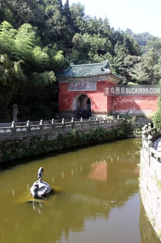 山脚下红墙外的水塘沟渠