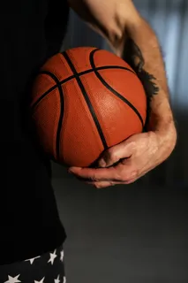 单手抱篮球图片 单手抱篮球图片
