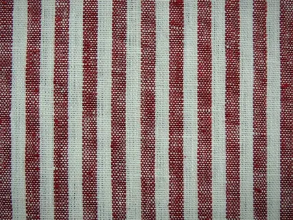 红色竖条纹的桌布