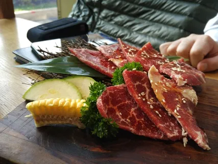 木桌上的牛肉片图片 木桌上的牛肉片图片