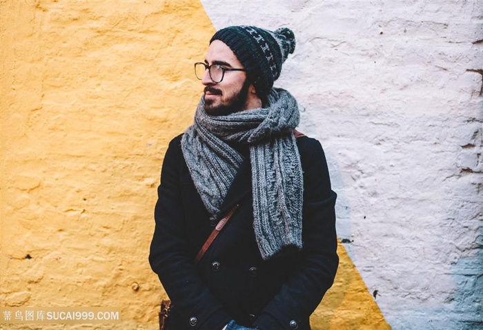 冬季里套围巾戴帽子的帅哥