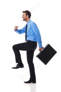 拿着文件夹的商务男士