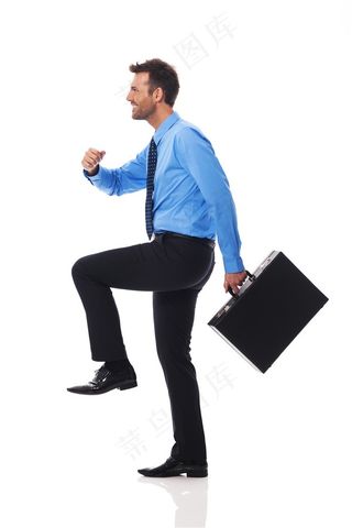 拿着文件夹的商务男士