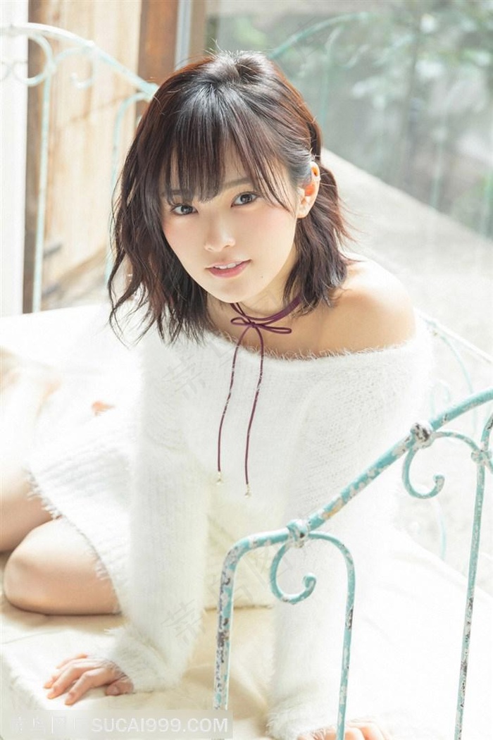 坐在窗户上的日本清纯漂亮美女山本彩图片