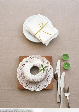 桌子上的餐饮与餐具