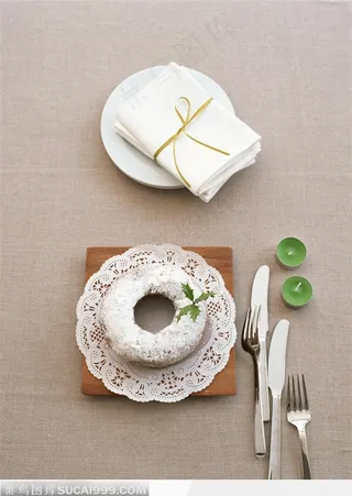 桌子上的餐饮与餐具