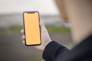 右手手持苹果手机场景图展示样机