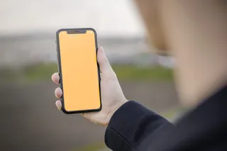 右手手持苹果手机场景图展示样机