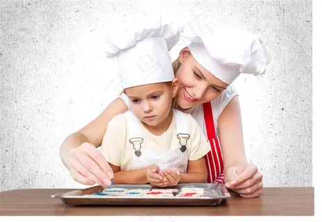 正在做饼干的母女 正在做饼干的母女