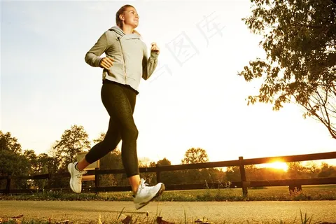 跑步系列 - 慢步跑的女子 跑步系列 - 慢步跑的女子