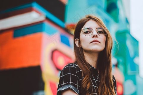 欧美近视美女图片