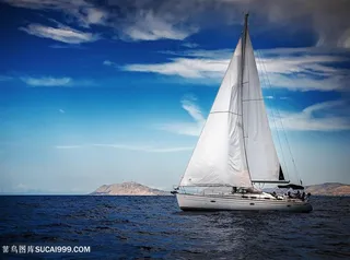 大海上行驶的帆船高清图片