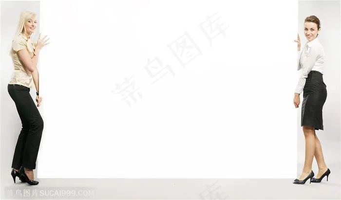 两个扶着空白广告牌的商务美女 国外高清商务创意