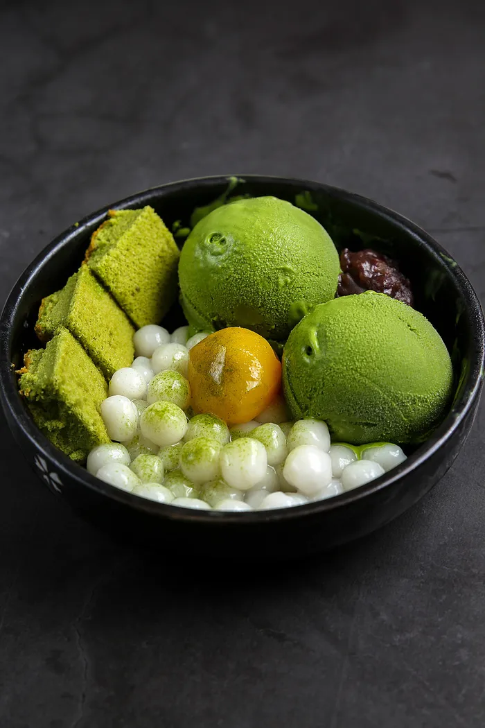 蛋糕店小蛋糕慕斯美食甜品图片