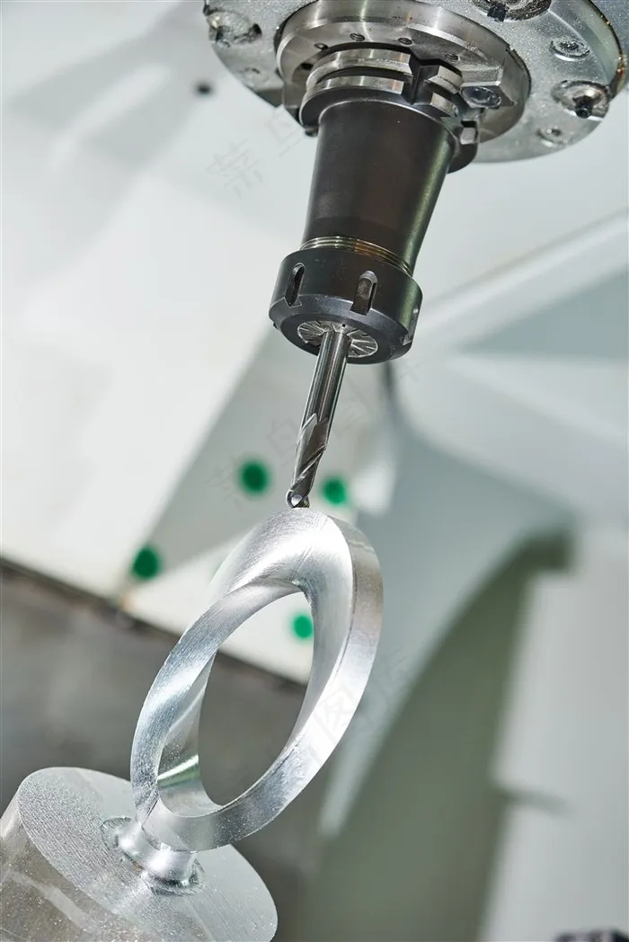 用钻头精准镌刻的金属机械设备