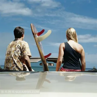 坐在轮船上的一对情侣