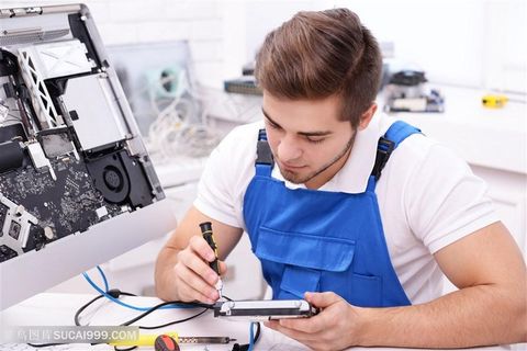 正在修理电脑的维修员高清图