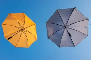 空中保护伞图片