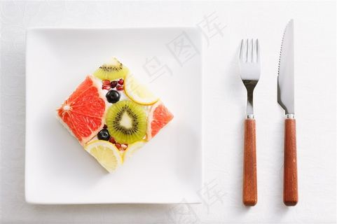 白色碟子上的水果蛋糕