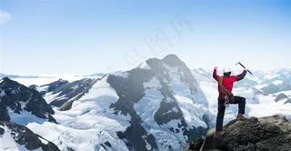 登上雪山山顶的攀登者高清图片