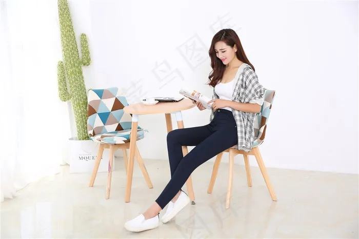 打底黑裤女模特样片大图