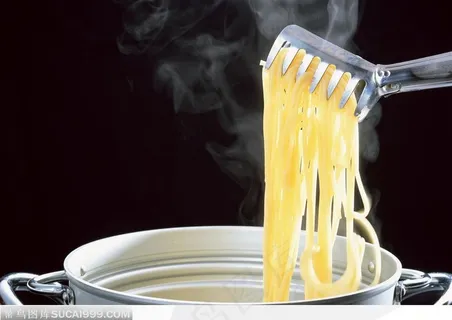 不锈钢炖锅里夹出来的热气腾腾的意面