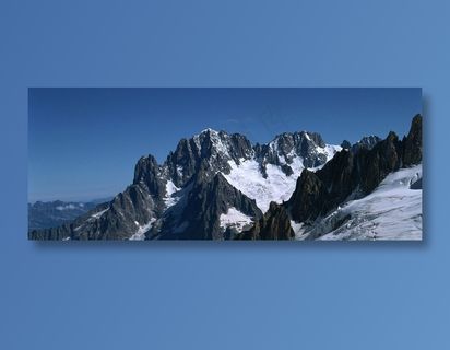蓝天下石峰间的积雪 蓝天下石峰间的积雪